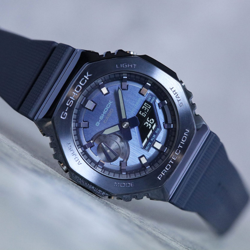 Montre Homme Casio G-Shock GM-2100N-2ADR - Bracelet Bleu En Silicone - Résistance à l'eau 200 Mètres
